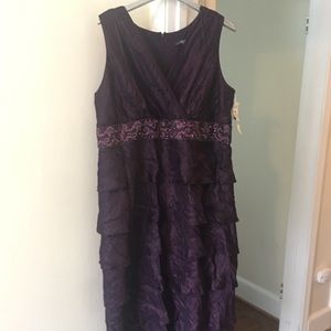 🆕! Purple formal gown w/ v-neck & ruffles! SZ 20